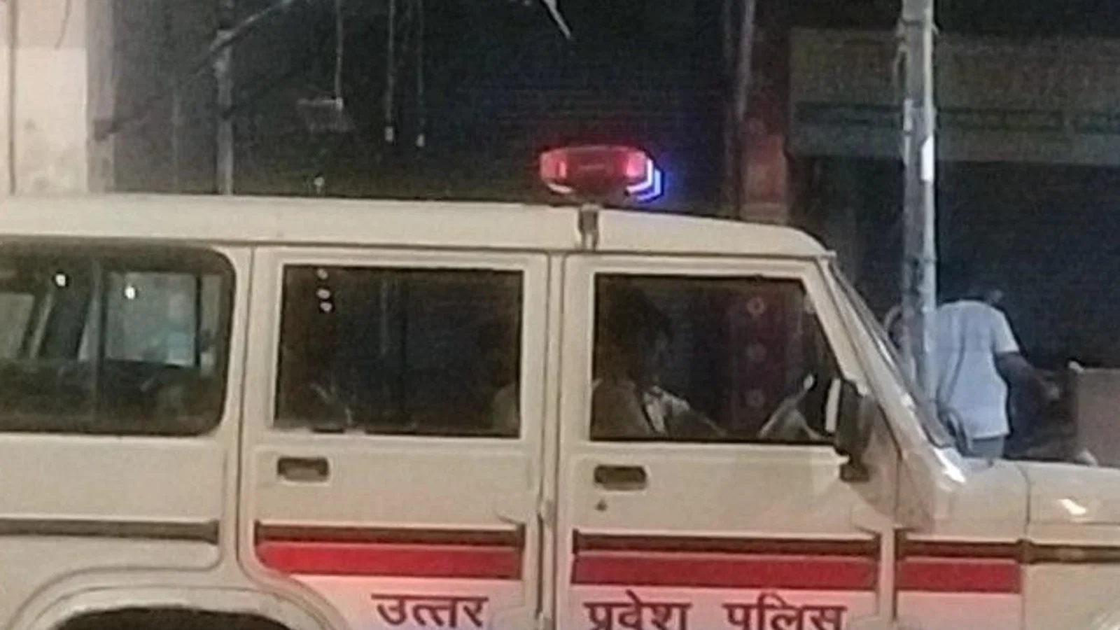 कानपुर के चकेरी में कार सवार युवक ने किया हंगामा: हरजिंदर नगर चौराहे पर राहगीर को कुचलने का प्रयास