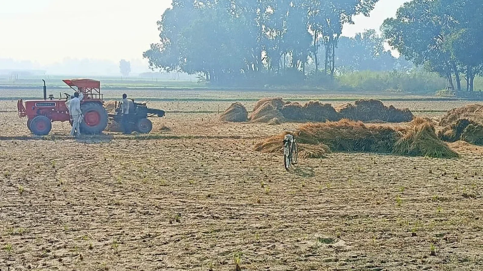 Kasganj News: बदला मौसम का मिजाज, चक्रवाती प्रभाव की आशंका से बढ़ी चिंताएं