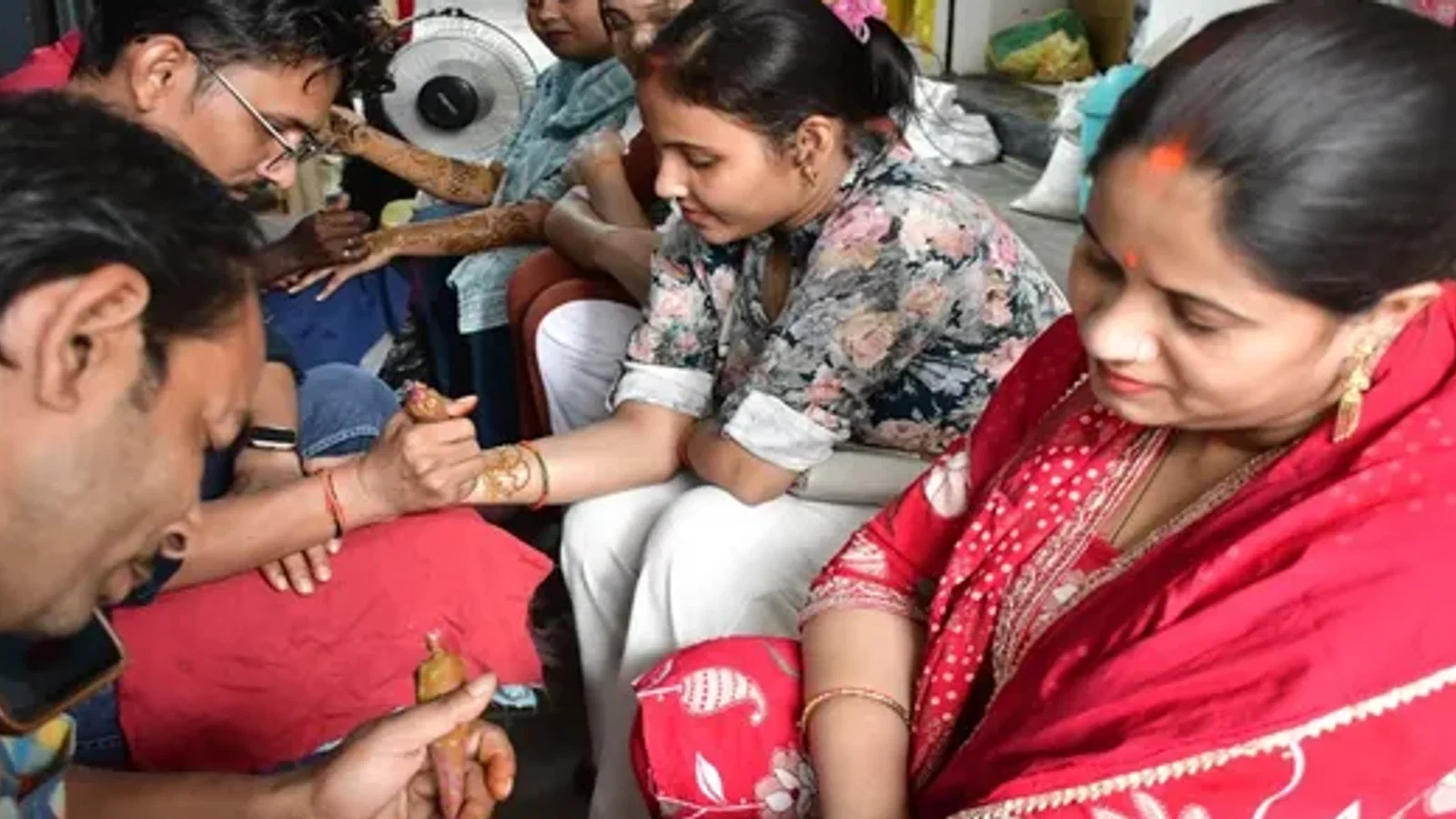 काशी में करवाचौथ पर कीमत बढ़ी लेक‍िन मेहंदी लगवाने की होड़ बरकरार, पूजन थालियों की बढ़ी चमक