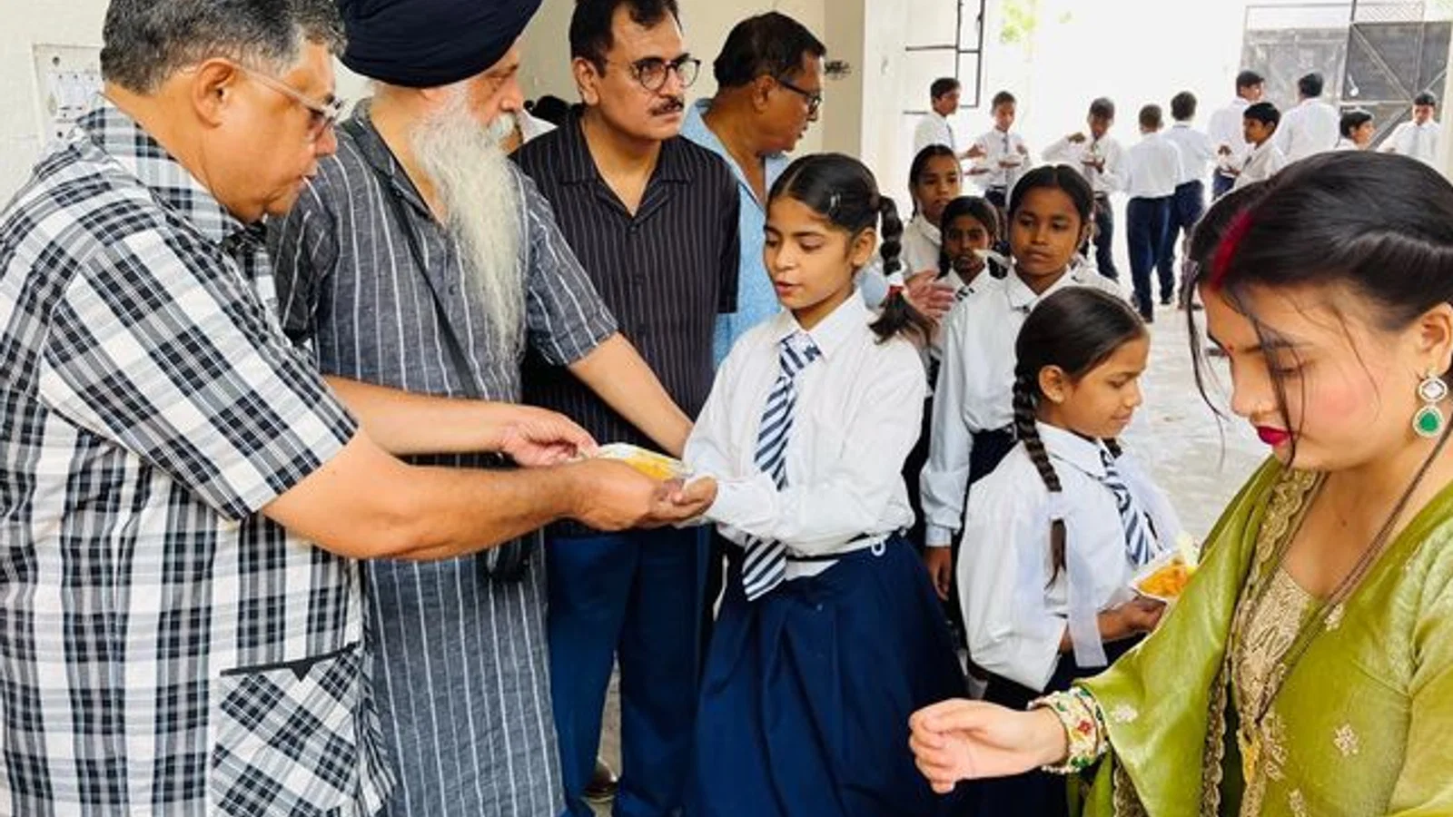 कोपेस्टेट शिक्षा सदन में बच्चों को भोजन और फल बांटे: कानपुर के जूनियर हाईस्कूल में चेयरमैन विजय कपूर