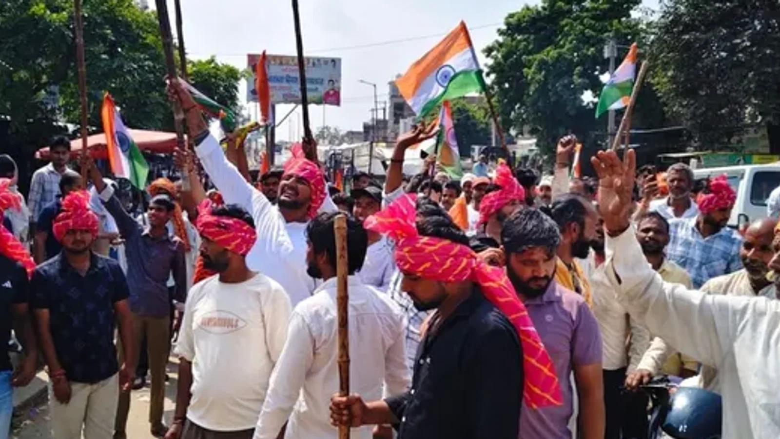 मथुरा में चीनी मिल आंदोलन, पुलिसकर्मियों पर हमला और जलाने के प्रयास में 20 पर रिपोर्ट