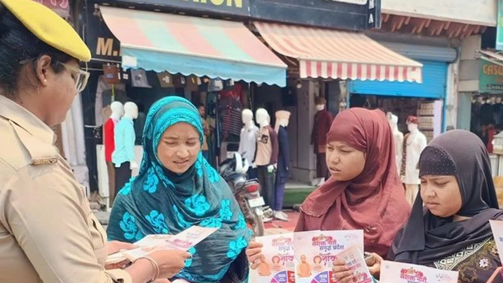मथुरा में मिशन शक्ति अभियान: महिलाओं को अधिकारों और सुरक्षा के प्रति किया जागरूक