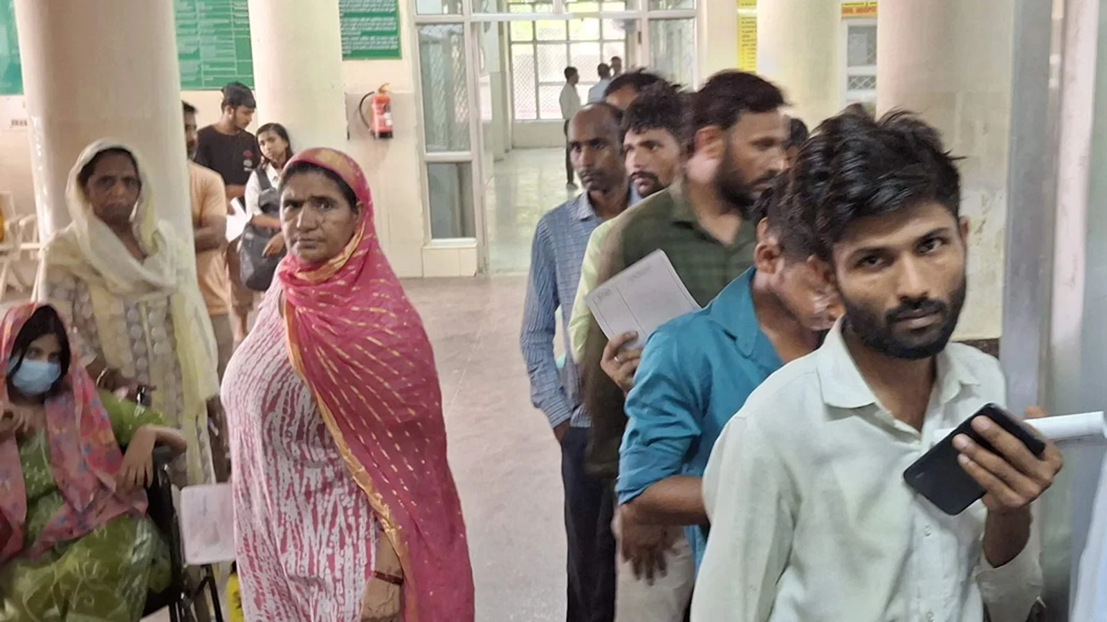 द न्यूज़ 100 डेस्क: मौसम में बदलाव से बढ़े वायरल के मरीज, अस्पताल में रोज पहुंच रहे 30 से 40 मरीज से जुड़ा समाचार चित्र