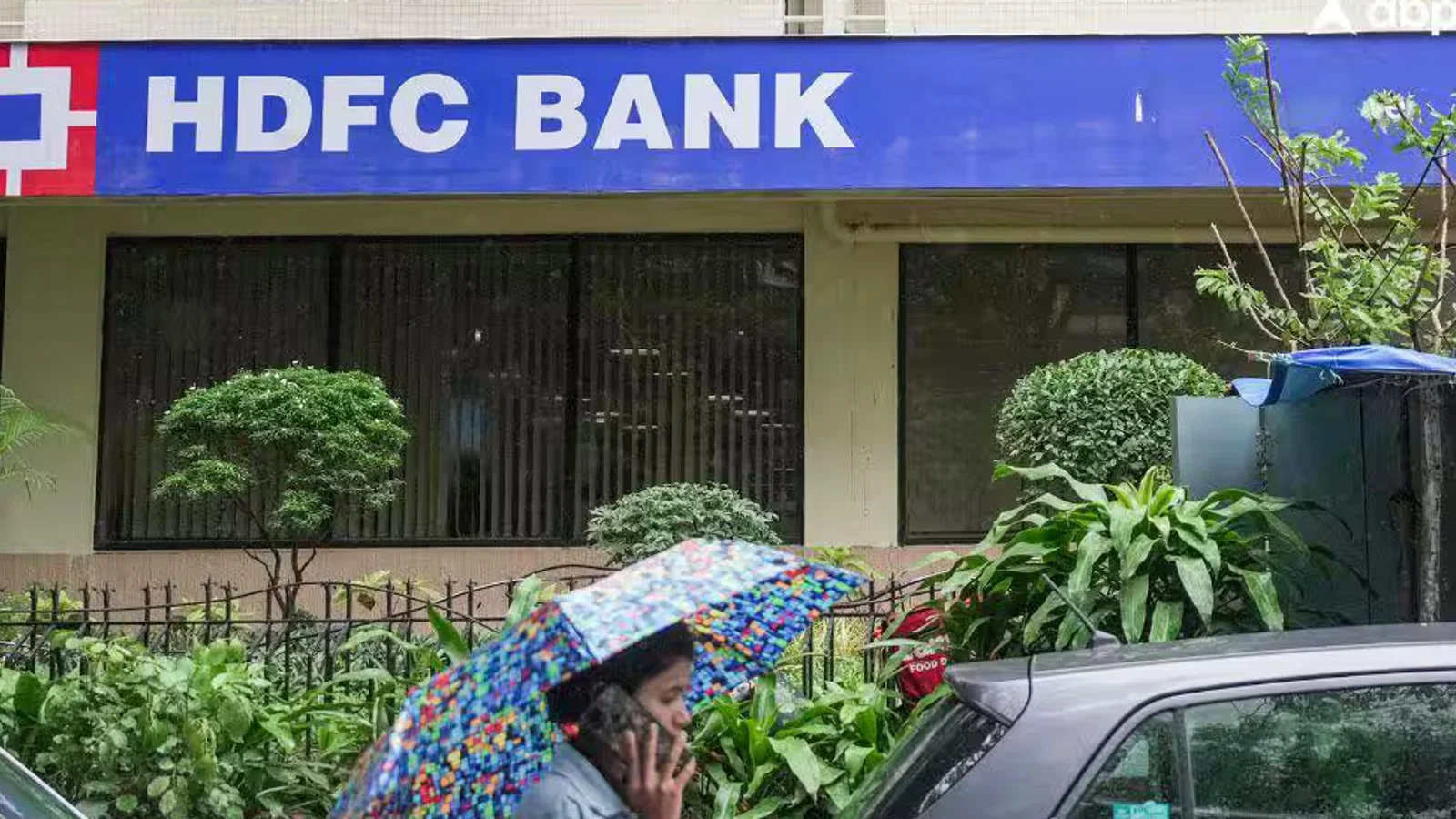 HDFC Bank Probe: Two Senior Executives Leaked Confidential Info To Outsiders, Says Report