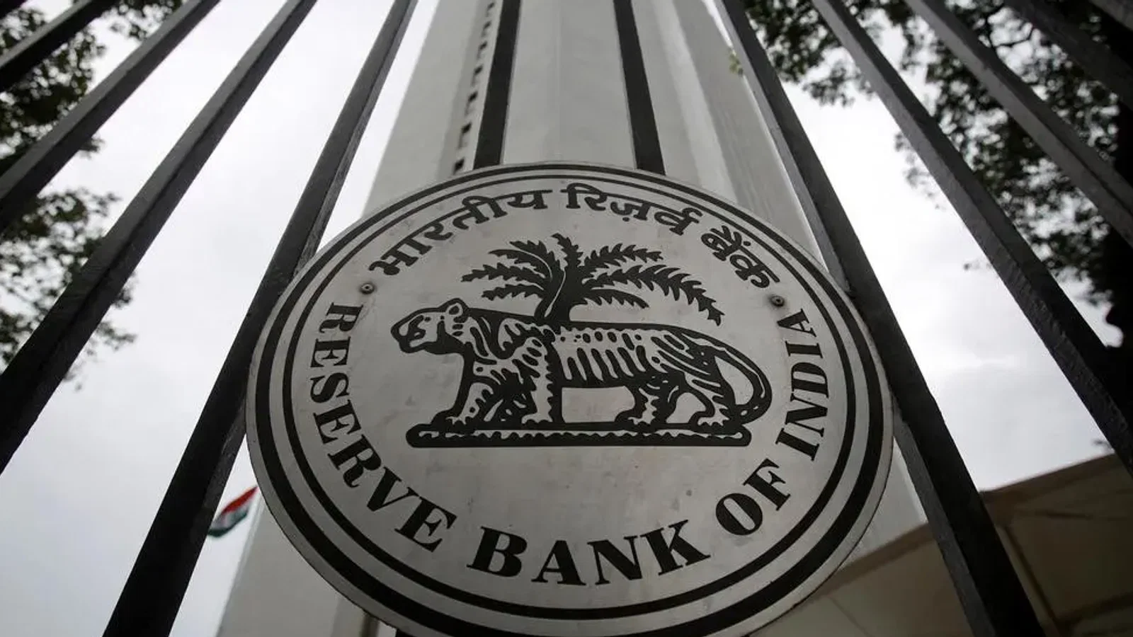 अंतरराष्ट्रीय घटनाक्रम: Rupee perks up 96 paise on RBI’s weekend measures को लेकर बड़ा अपडेट व आधिकारिक रिपोर्ट