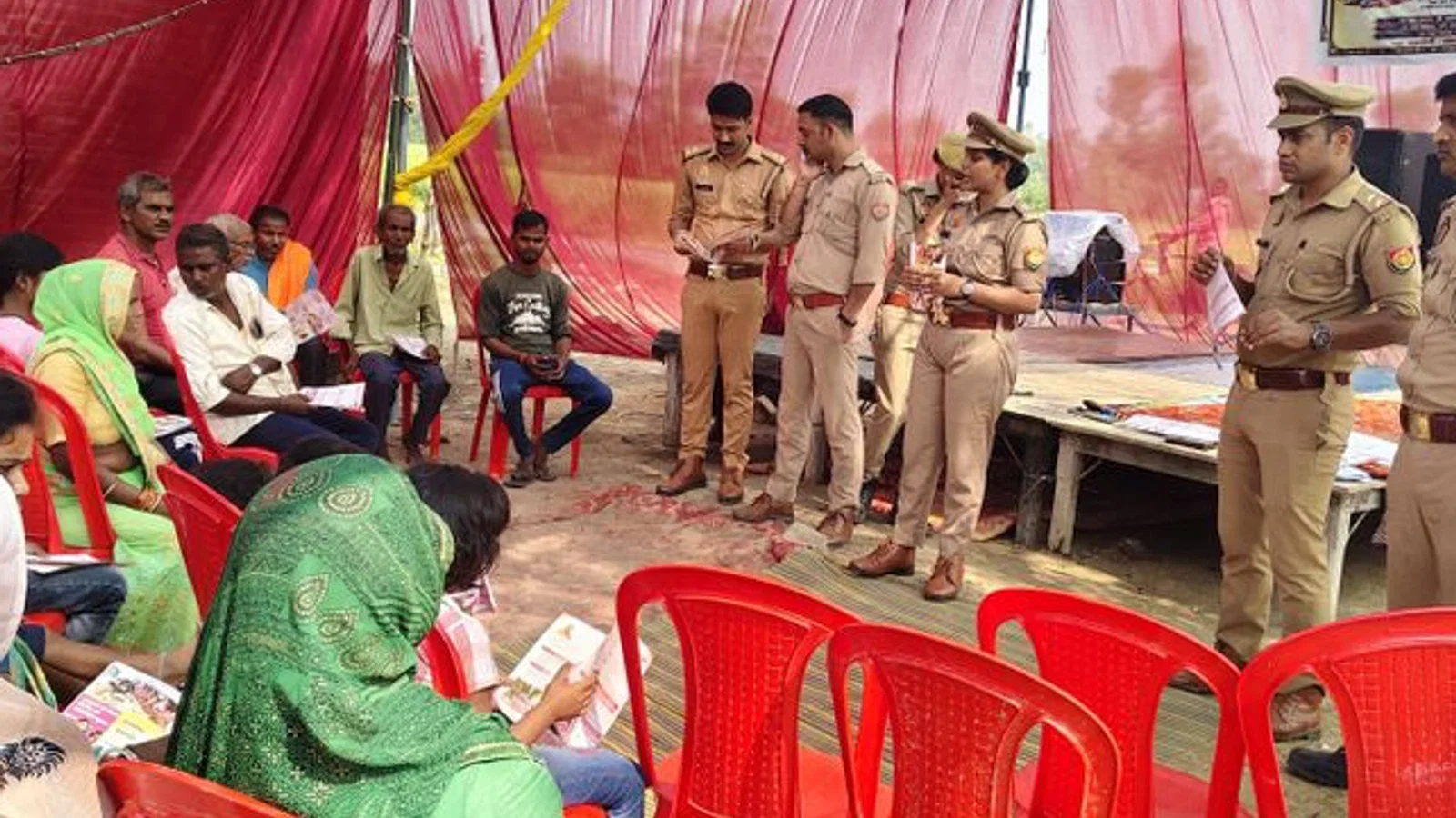 नगराम पुलिस ने बाल विवाह, साइबर अपराध से बचाव उपाय: इच्छाखेड़ा गांव में अंजनी कुमार सिंह के नेतृत्व में चला