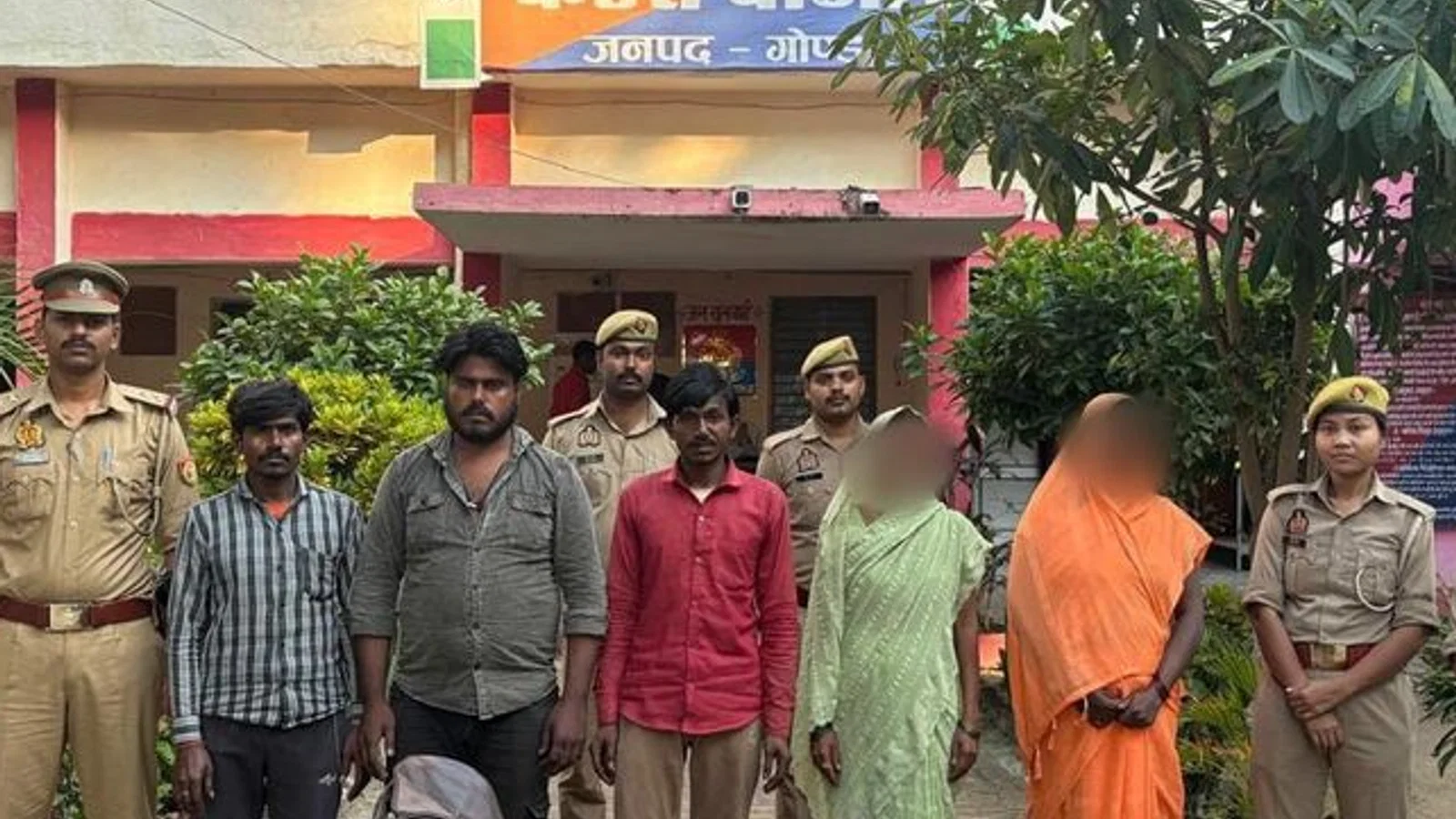 द न्यूज़ 100 डेस्क: नकली गहने बेचकर ठगी करने वाले 5 आरोपी गिरफ्तार से जुड़ा समाचार चित्र