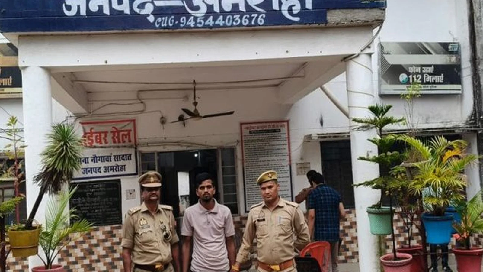 नौगावां सादात पुलिस ने चोरी के फरार आरोपी को पकड़ा: 3 लाख 40 हजार के सोने के जेवर और तमंचा बरामद