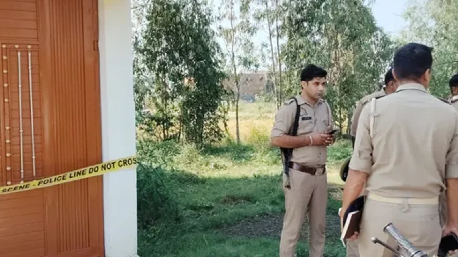 पति-पत्नी और वो का खौफनाक अंत! मुरादाबाद में कुल्हाड़ी से काटकर युवक की हत्या, छानबीन में जुटी पुलिस