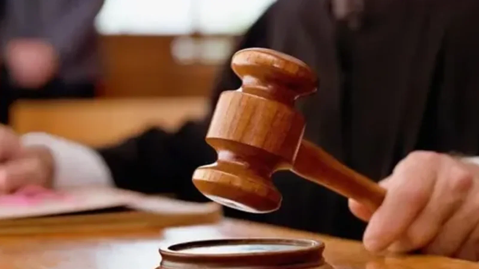 द न्यूज़ 100 डेस्क: पत्नी के प्रेमी की हत्या के मामले में पति समेत तीन दोषियों को उम्रकैद, डायमंड हार्बर अदालत ने सुनाई सजा से जुड़ा समाचार चित्र