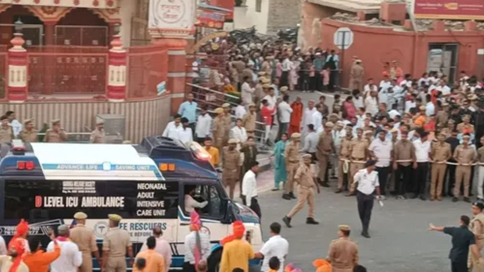 'पहले मानवता, फिर परंपरा', एंबुलेंस के लिए सीएम योगी ने रुकवाई विजयादशमी शोभायात्रा