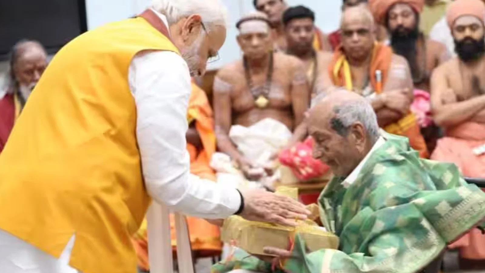 प्रधानमंत्री Modi Condoles Death of Vummidi Ethiraj, Jeweller Instrumental in Crafting 'Sengol' - घटनाक्रम से जुड़ा सत्यापित चित्र