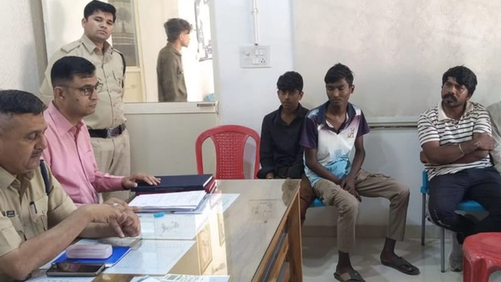 पुलिस के साथ गश्त करेगी नगर-ग्राम रक्षा समिति: शहर के 24 और गांवों के 90 सदस्य करेंगे निगरानी; पहचान