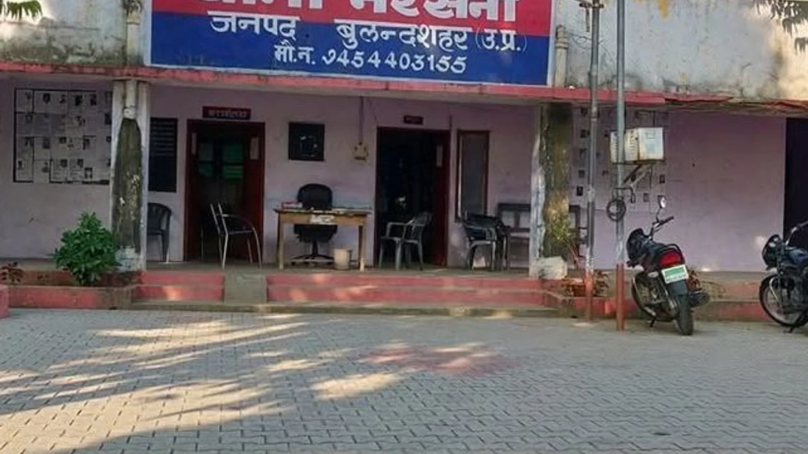 पुरानी रंजिश में युवक पर जानलेवा हमला: घर में घुसकर लाठी-डंडों से पीटा, सिर में फावड़ा मारा; मां की शिकायत
