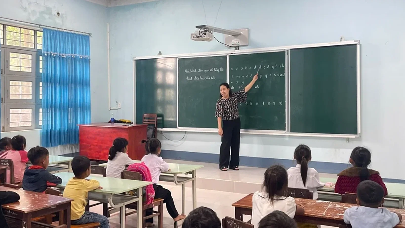 स्कूल के पुनर्गठन के बाद जिया लाई में 4,500 से अधिक शिक्षकों की कमी का सामना करना पड़ रहा है