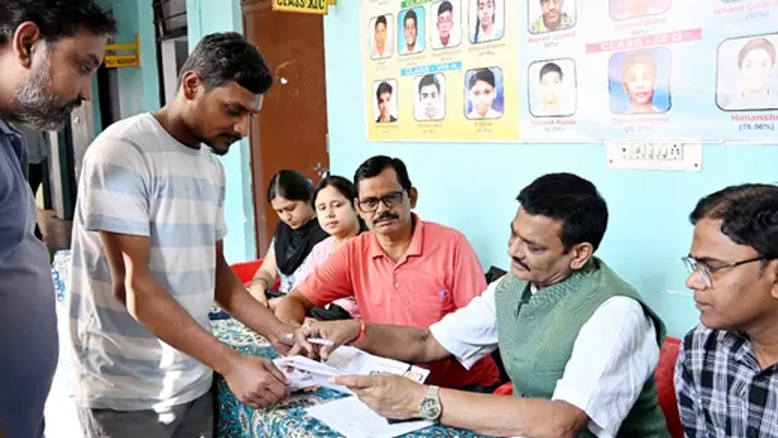 शादी के बाद कटा वोटर कार्ड तो तुरंत करें ये काम! बरेली में BLO अभियान के तहत 6 हजार लोगों ने भरा फार्म