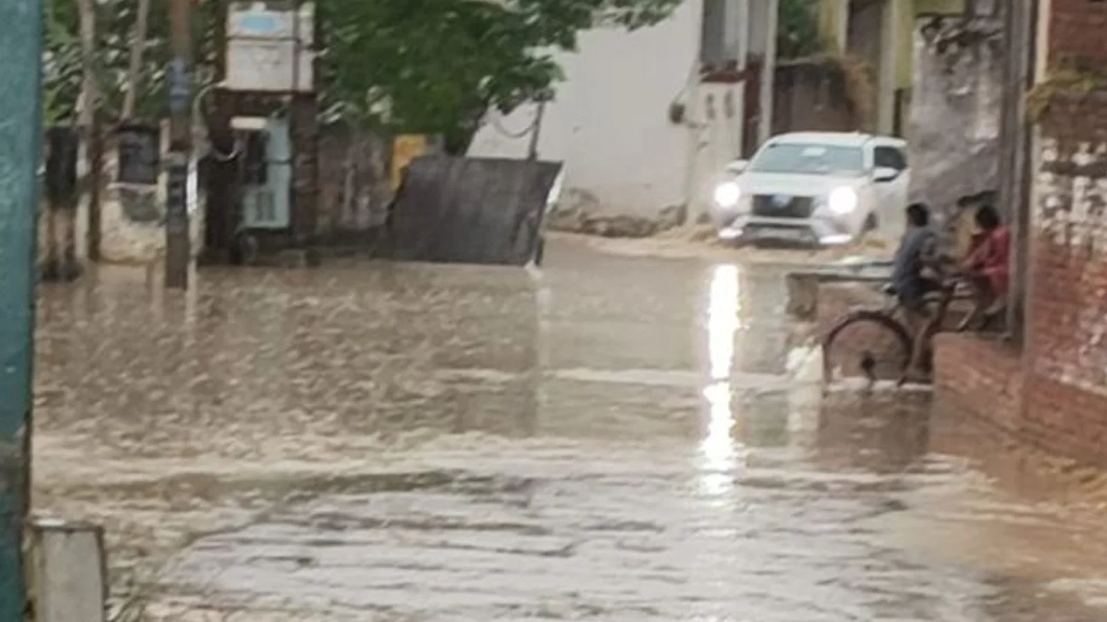 शामली में अचानक बदला मौसम, तेज हवा के साथ बारिश: किसानों को फसल खराब होने की आशंका, लोगों को गर्मी से मिली