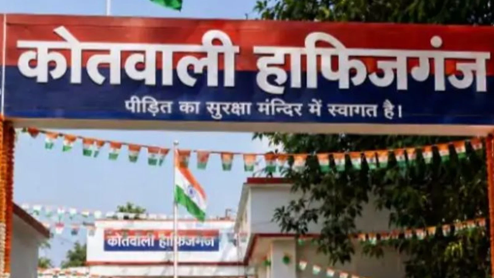 शराबी पति ने पत्नी को बेरहमी से पीटा: दोस्तों से बात करने का दबाव बनाया, मायके वालों की सूचना पर पुलिस