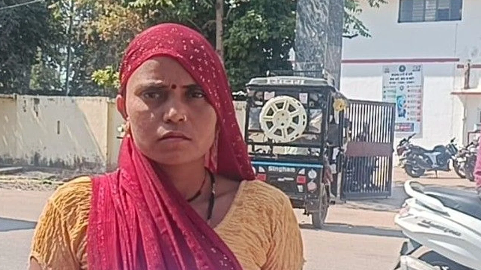 शराबी पति ने पत्नी को पीटा, घर में तोड़फोड़ की: जान से मारने की धमकी भी दी; महिला ने राठ कोतवाली में शिकायत
