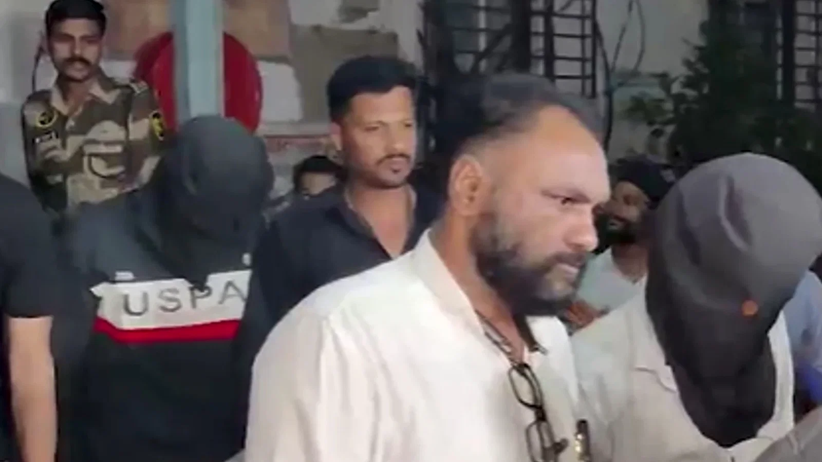 टाइगर श्रॉफ फायरिंग केस: तीनों आरोपी मुंबई पहुंचे, एंटी एक्सटॉर्शन सेल में पूछताछ