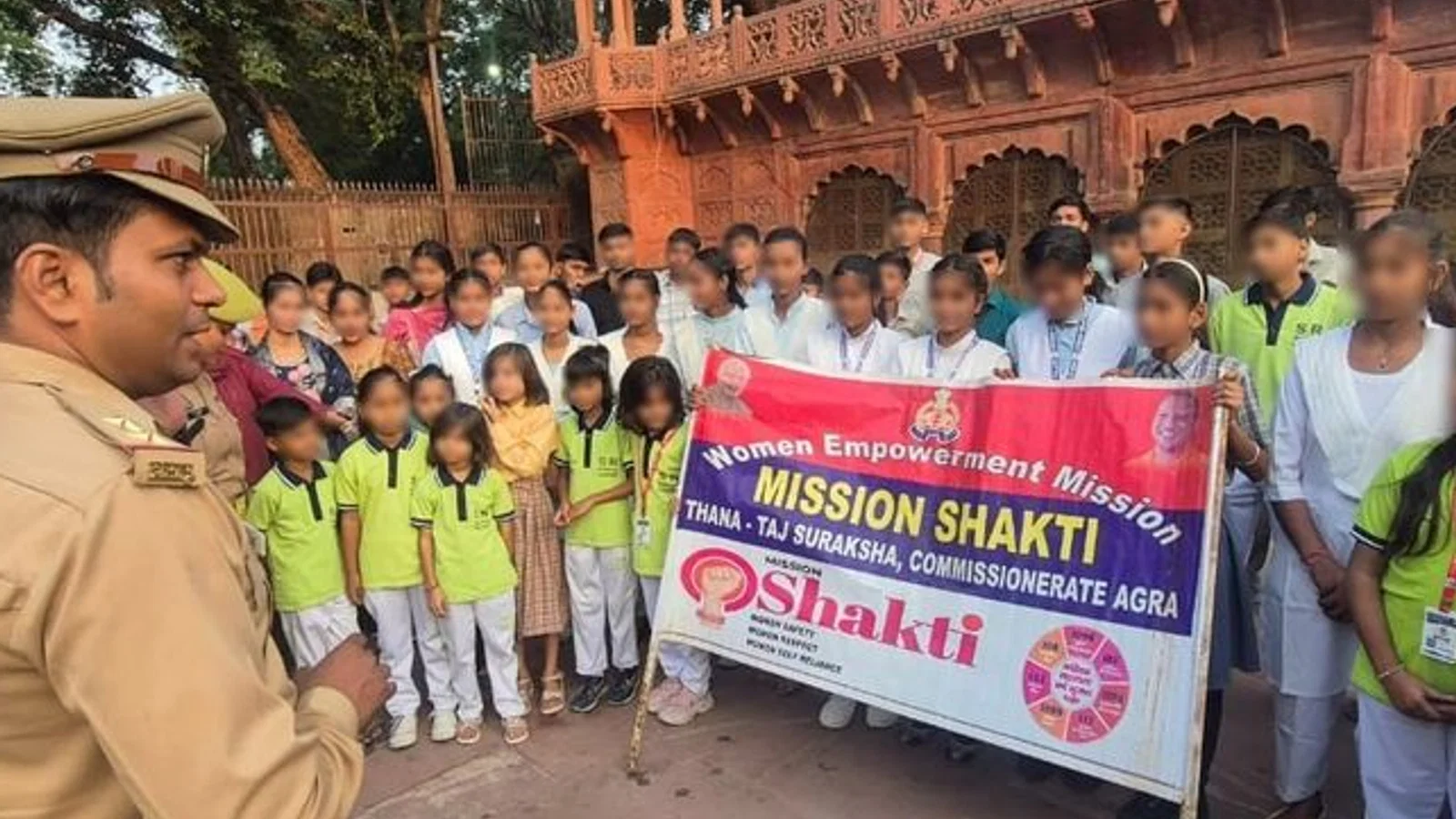 ताजमहल पर छात्राओं-महिलाओं को सुरक्षा का पाठ पढ़ाया: मिशन शक्ति अभियान में साइबर अपराधों से बचाव