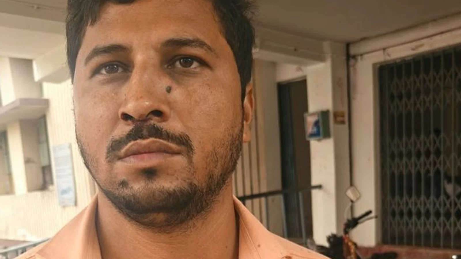 ताजपुर में बाइक सवार को पिकअप ने मारी टक्कर: घायल सुबोध ने ड्राइवर पर मारपीट और सोने की चेन छीनने का लगाया