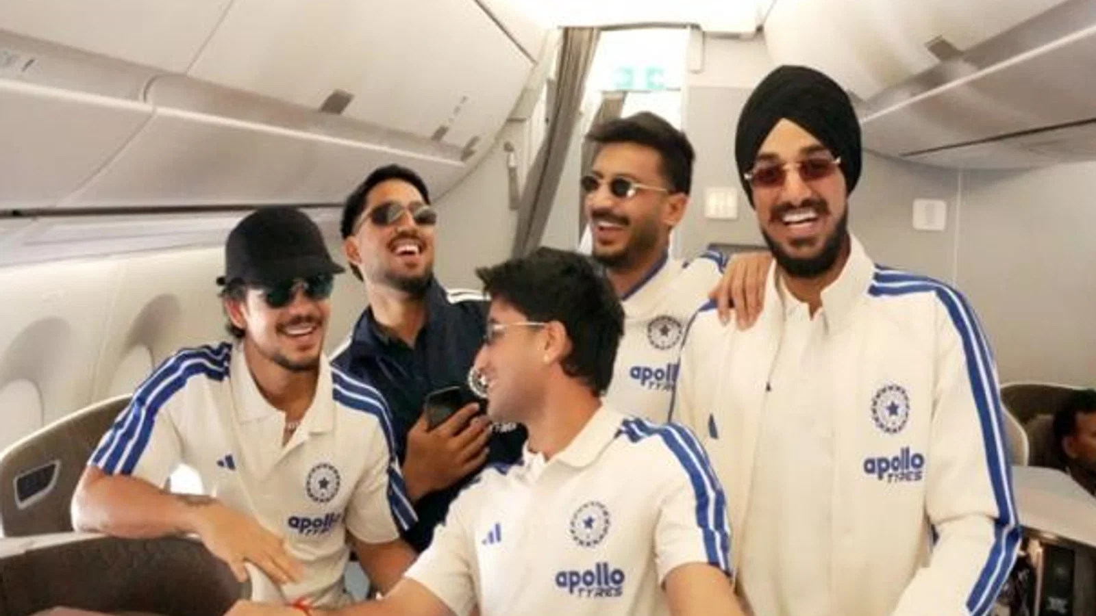 टीम इंडिया न्यूजीलैंड दौरे के लिए रवाना; BCCI ने एयरपोर्ट और फ्लाइट के अंदर खिलाड़ियों की तस्वीरें साझा कीं