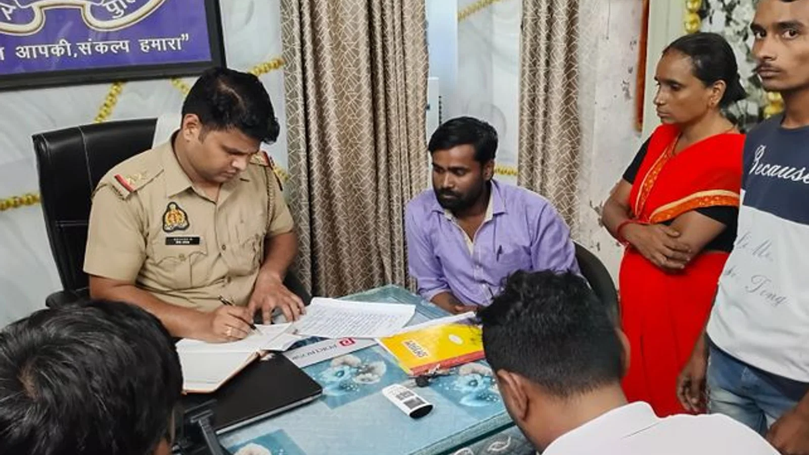 उधारी के 1500 रुपए मांगने पर महिला पर असलहा ताना: बेटे को जान से मारने की धमकी दी, पुलिस जांच में जुटी