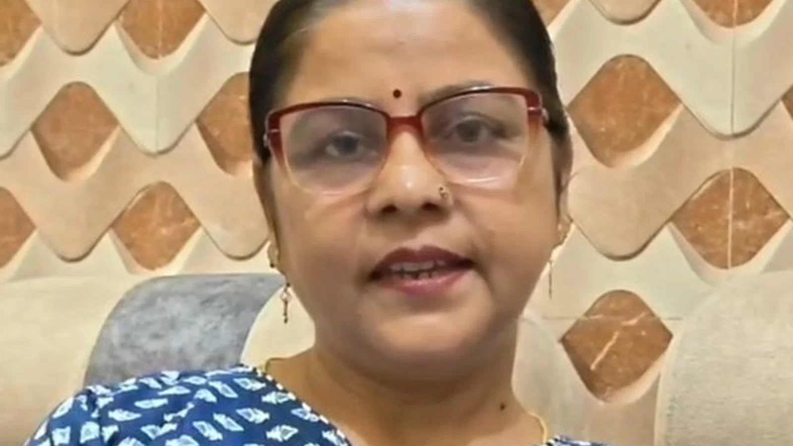 उन्नाव की संगीता पांडेय बच्चों को दे रहीं शिक्षा: आंगनबाड़ी कार्यकर्ता घर और काम के बीच तालमेल बनाकर रखती