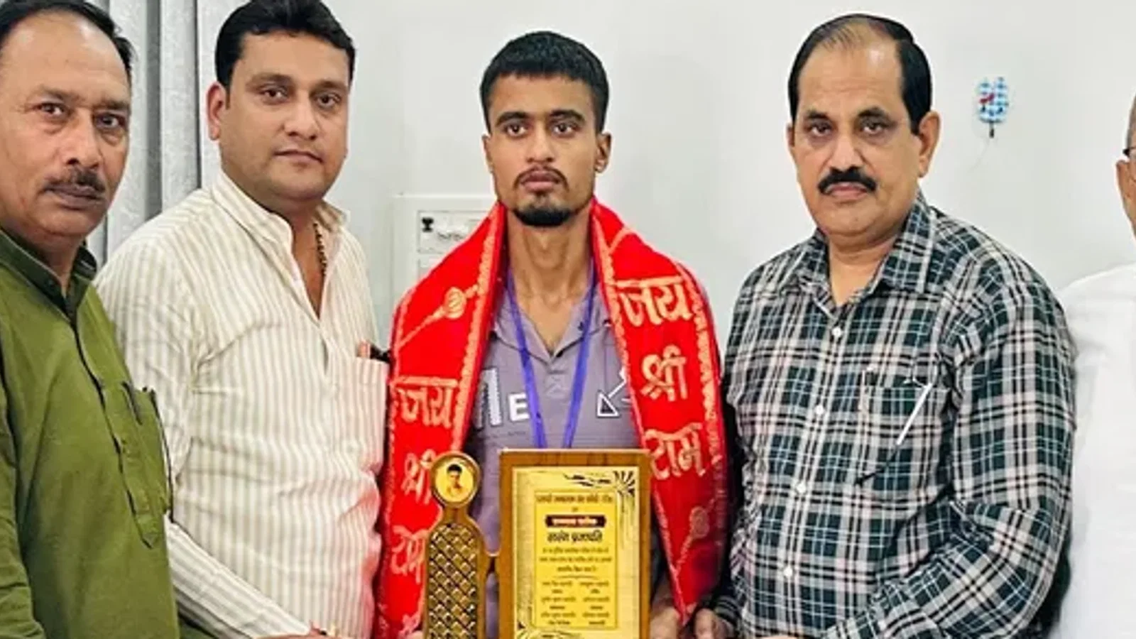 उत्तर प्रदेश कांस्टेबल भर्ती में प्रदेश में प्रथम रहे सारंग प्रजापति, बागपत में किया सम्मानित