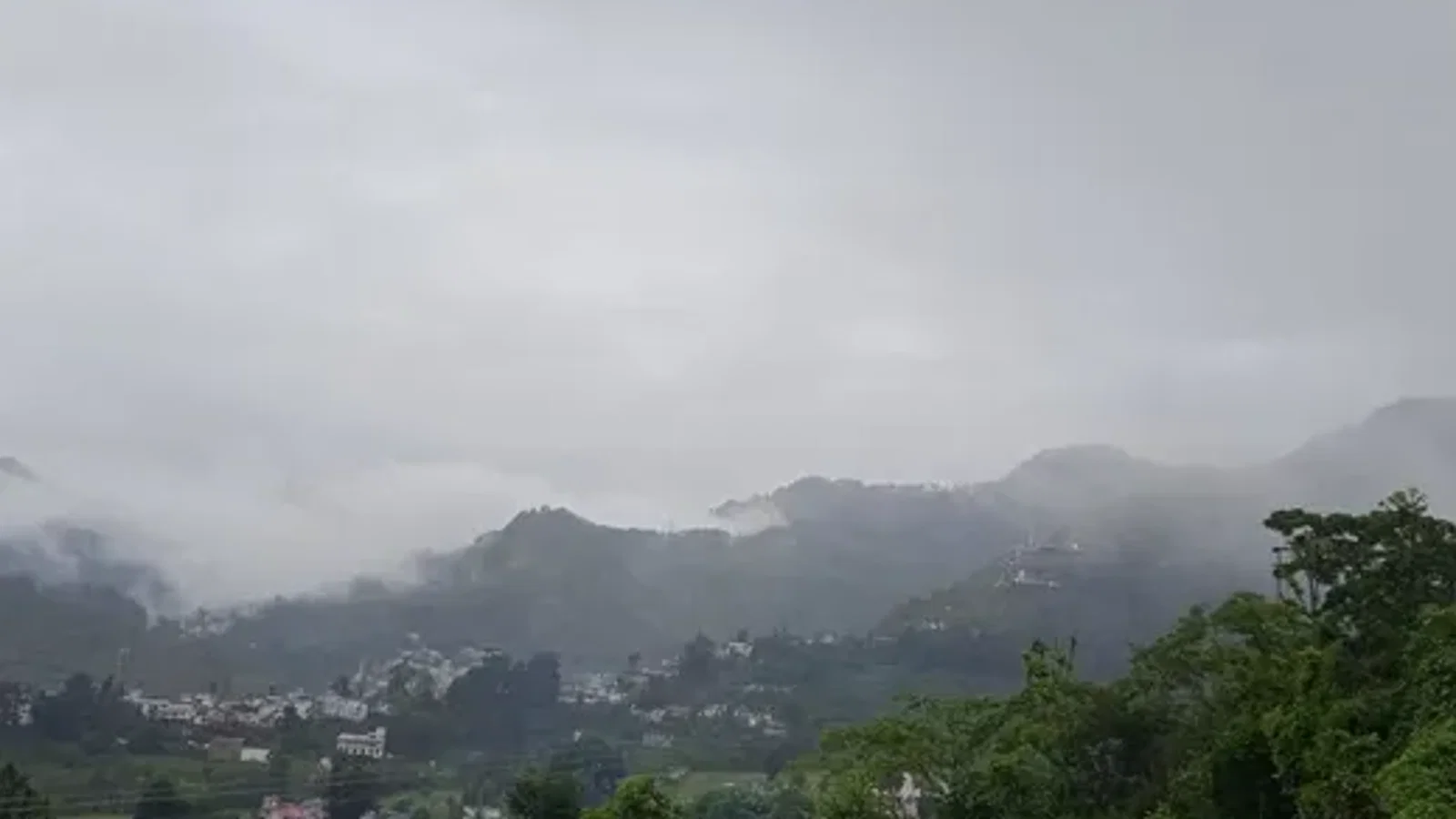 Uttarakhand Weather: फिर बदलेगा मौसम पहाड़ों पर बर्फबारी से बढ़ेगी ठंड, दून-नैनीताल में आज बारिश