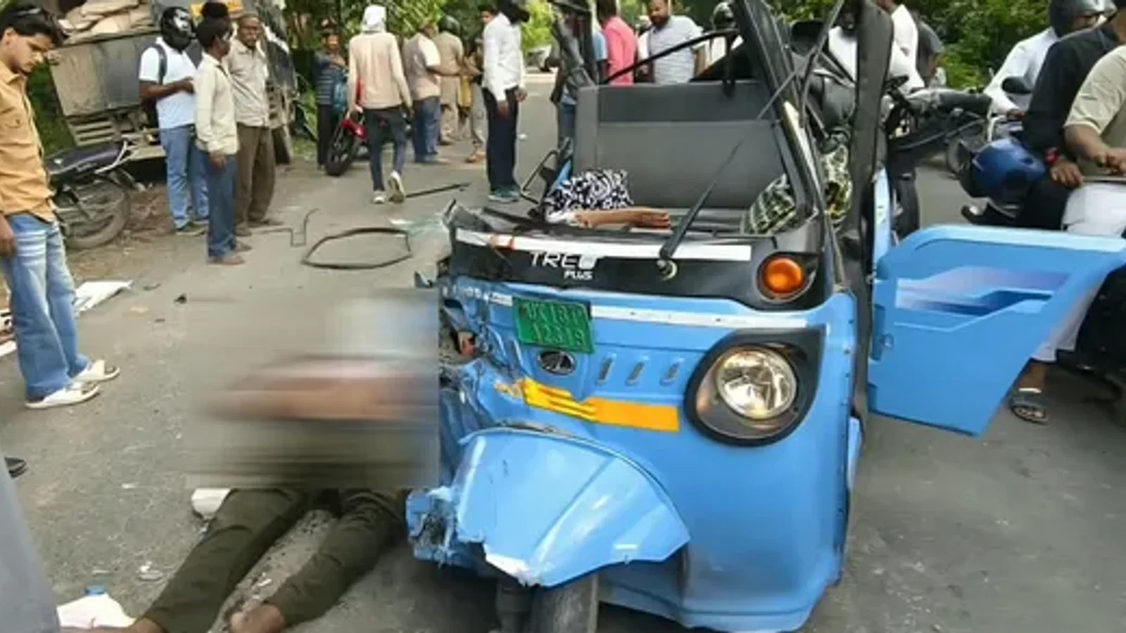 उत्तराखंड में भीषण सड़क हादसा, शादी में जा रहे ई-रिक्शा को डीसीएम ने रौंदा, तीन की मौत व चार गंभीर