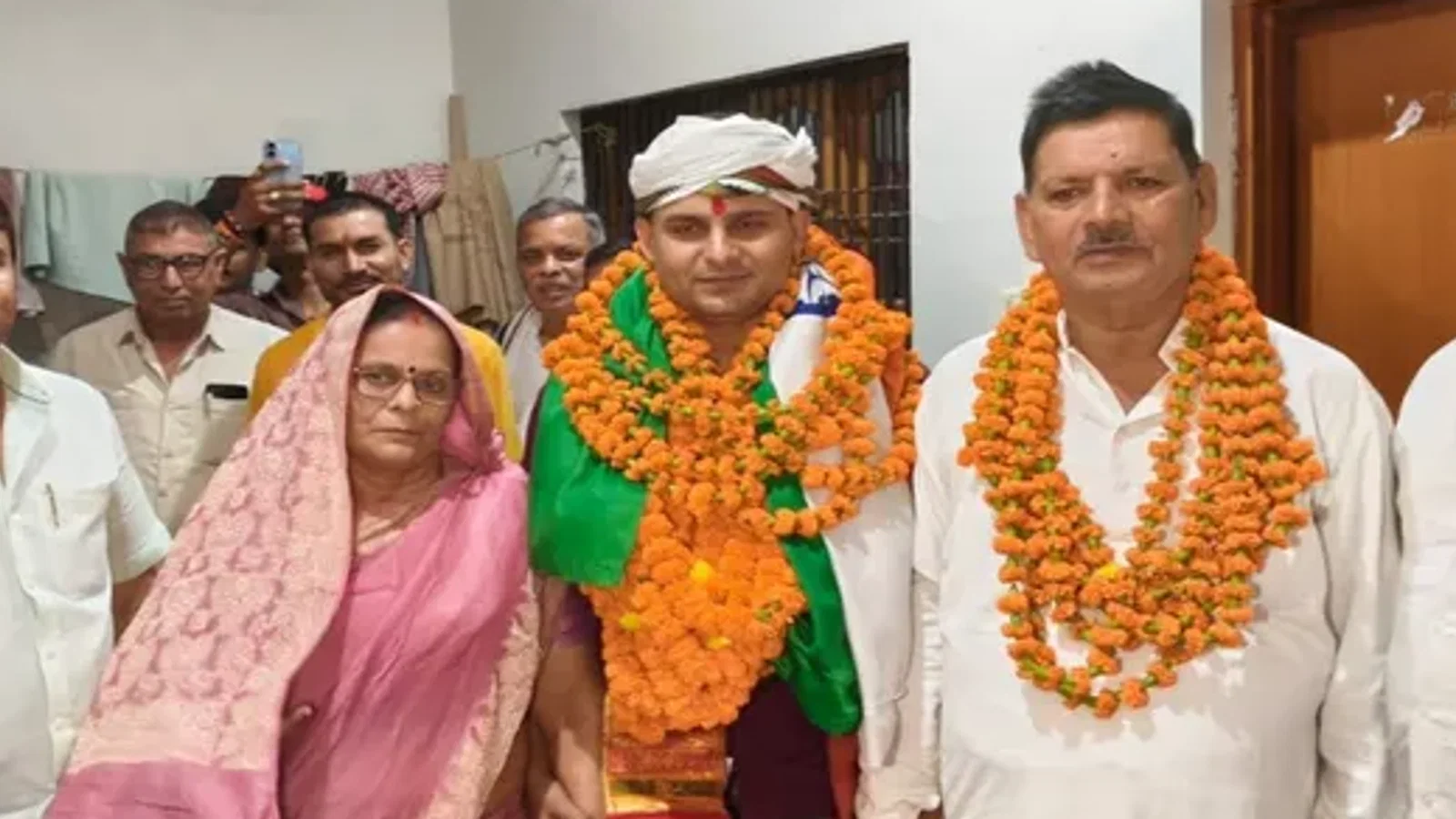 वाराणसी में सीआरपीएफ में असिस्टेंट कमांडेंट बनने पर गांव में हुआ स्वागत , खुशी का माहौल