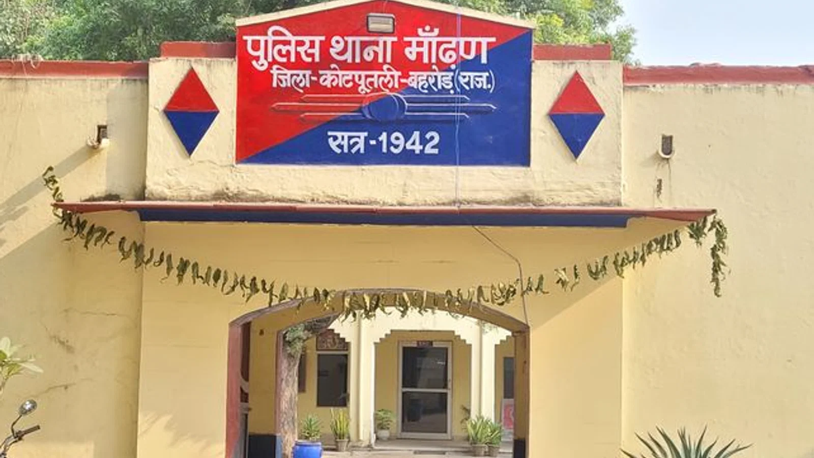 युवक पर गाड़ी चढ़ाने के मामले में तीन आरोपी गिरफ्तार: मांढण पुलिस ने गाड़ी जब्त की, शराब के नशे में कावड़